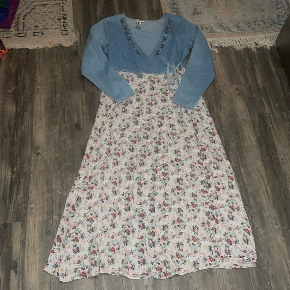 EUC The vintage 90s dress of your dreams / denim / floral wrap - woman’s small
